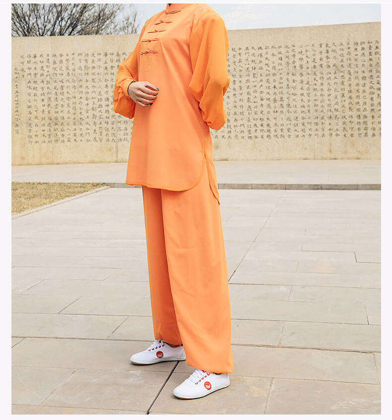 オレンジのオーガンジー太極拳服を着る女性