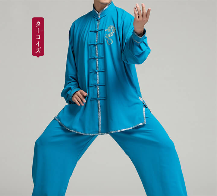 ターコイズ色の綿麻表演服を着る男性