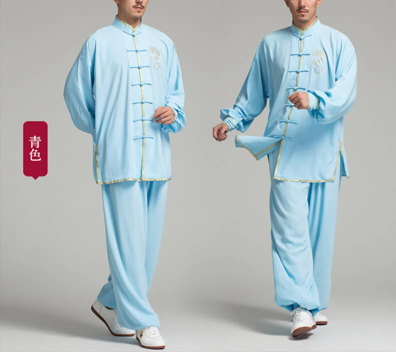 青色の綿麻表演服を着る男性