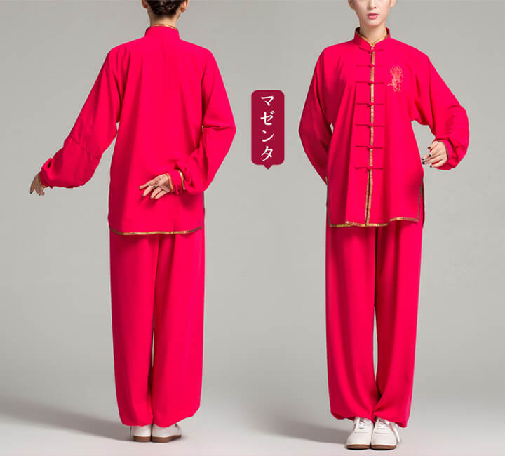マゼンタ色の綿麻表演服を着る女性