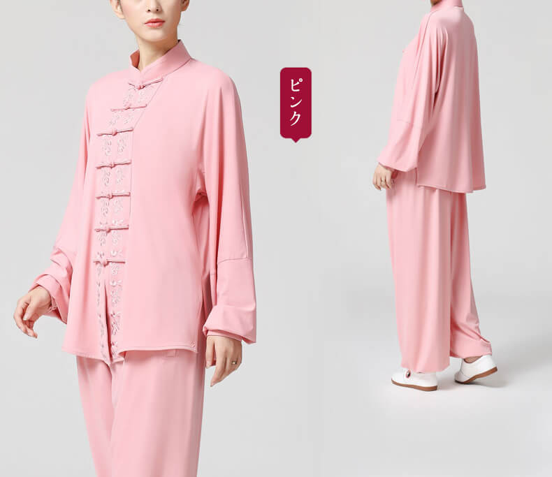 ピンク色の花柄刺繍長演服を着る女性