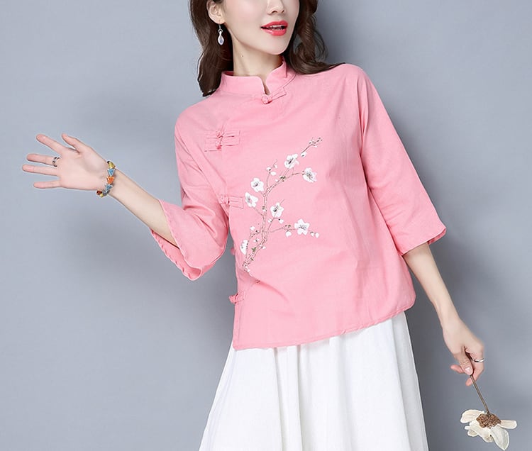 ピンクのブラウスを着る女性