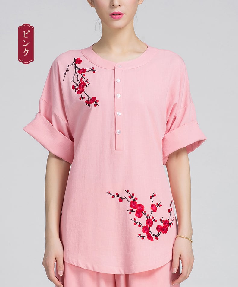 刺繍が美しいピンクの綿麻半袖太極拳服を着る女性