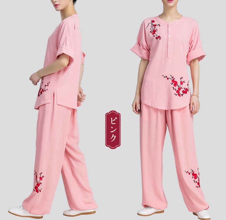 ピンクの綿麻刺繍半袖練習服を着る女性