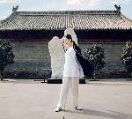 綿麻スリーピース練習服を着る女性