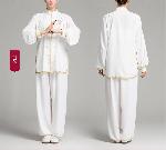 白色の綿麻表演服を着る女性
