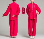 マゼンタ色の綿麻表演服を着る女性