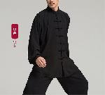 通気性がよいカンフー太極拳服の黒色を着る男性